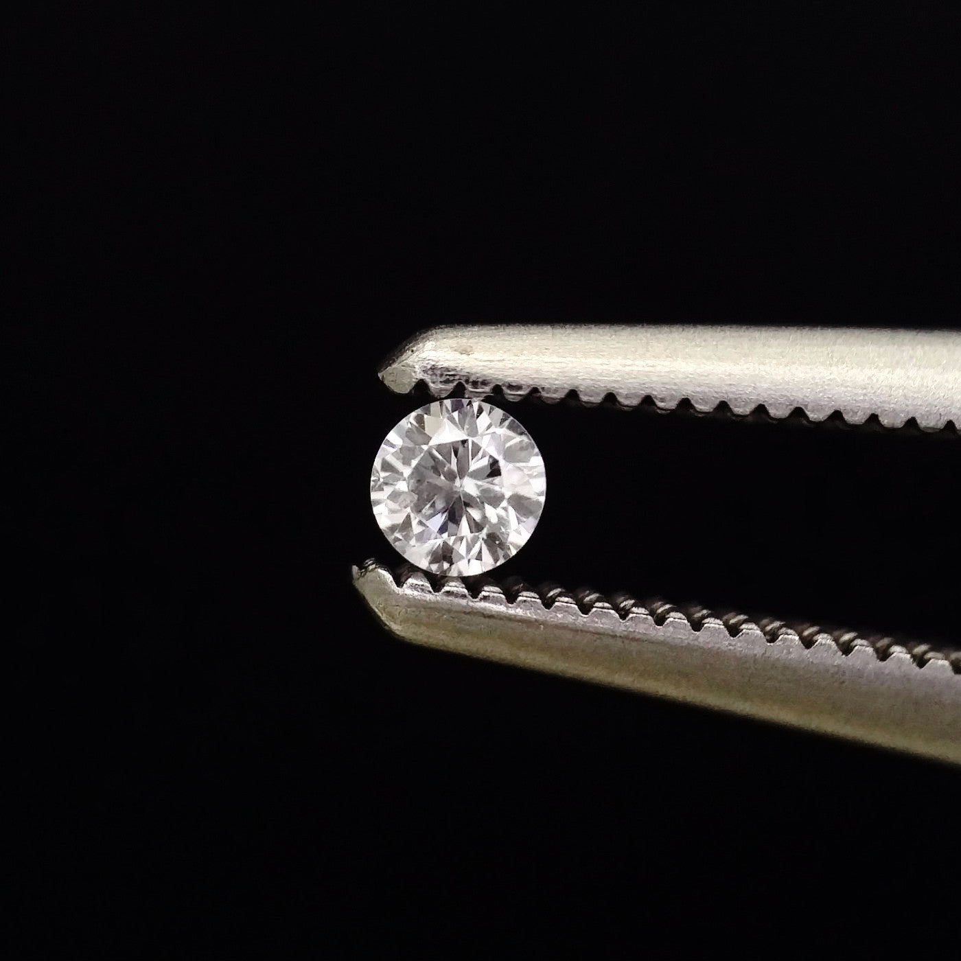 18ct white gold ring with diamonds