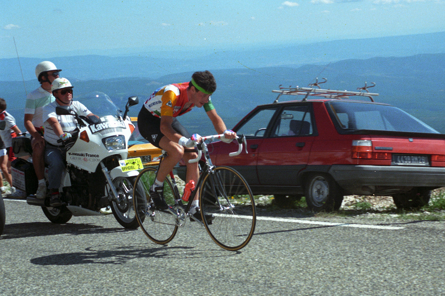 Jean-François Bernard (Toshiba / La Vie Claire) on his way to winning the ITT on Mont Ventoux wearing the Combination jersey in the 1987 Tour de France. Photo: Fotoreporter Sirotti.