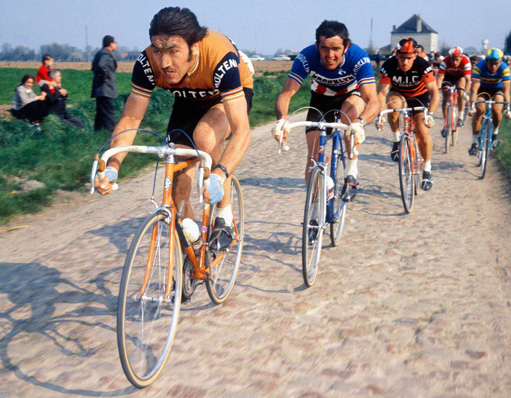 Eddy Merckx (Molteni Arcore) riding hard at Paris Roubaix ahead of Roger De Vlaeminck (Brooklyn). Photo credits: Offside / L'Equipe.