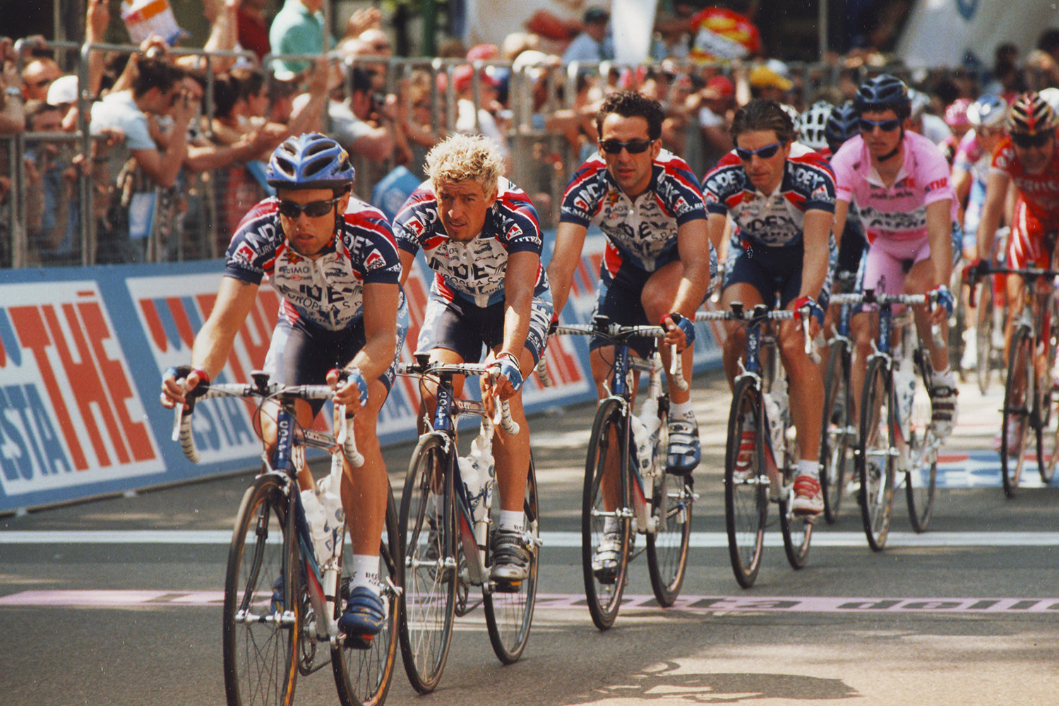 The remains of the Index Alexia team escort Paolo Savoldelli in the Maglia Rosa into Milan.