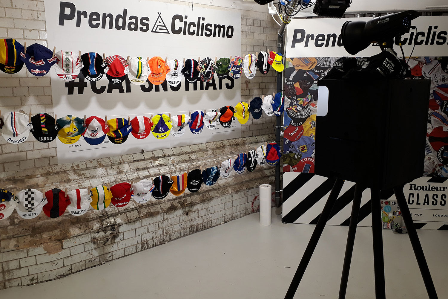 The Prendas Ciclismo cotton cycling cap collection was a colourful backdrop for the Go Pose selfie machine!