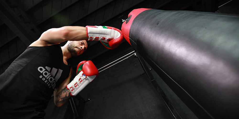 Los Deportes Empaquetan Y Los Guantes De Boxeo Que Cuelgan En Una
