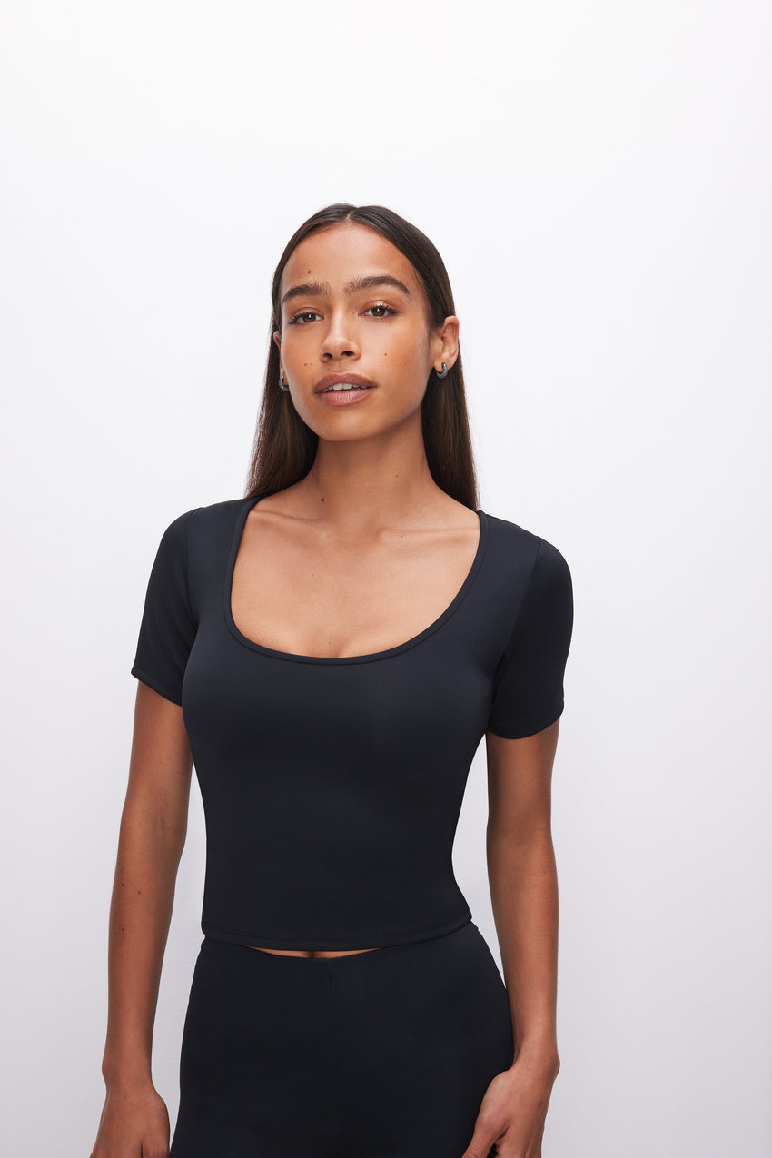 SCUBA CROPPED SCOOP TEE | BLACK001 View 3 - model: Size 0 |