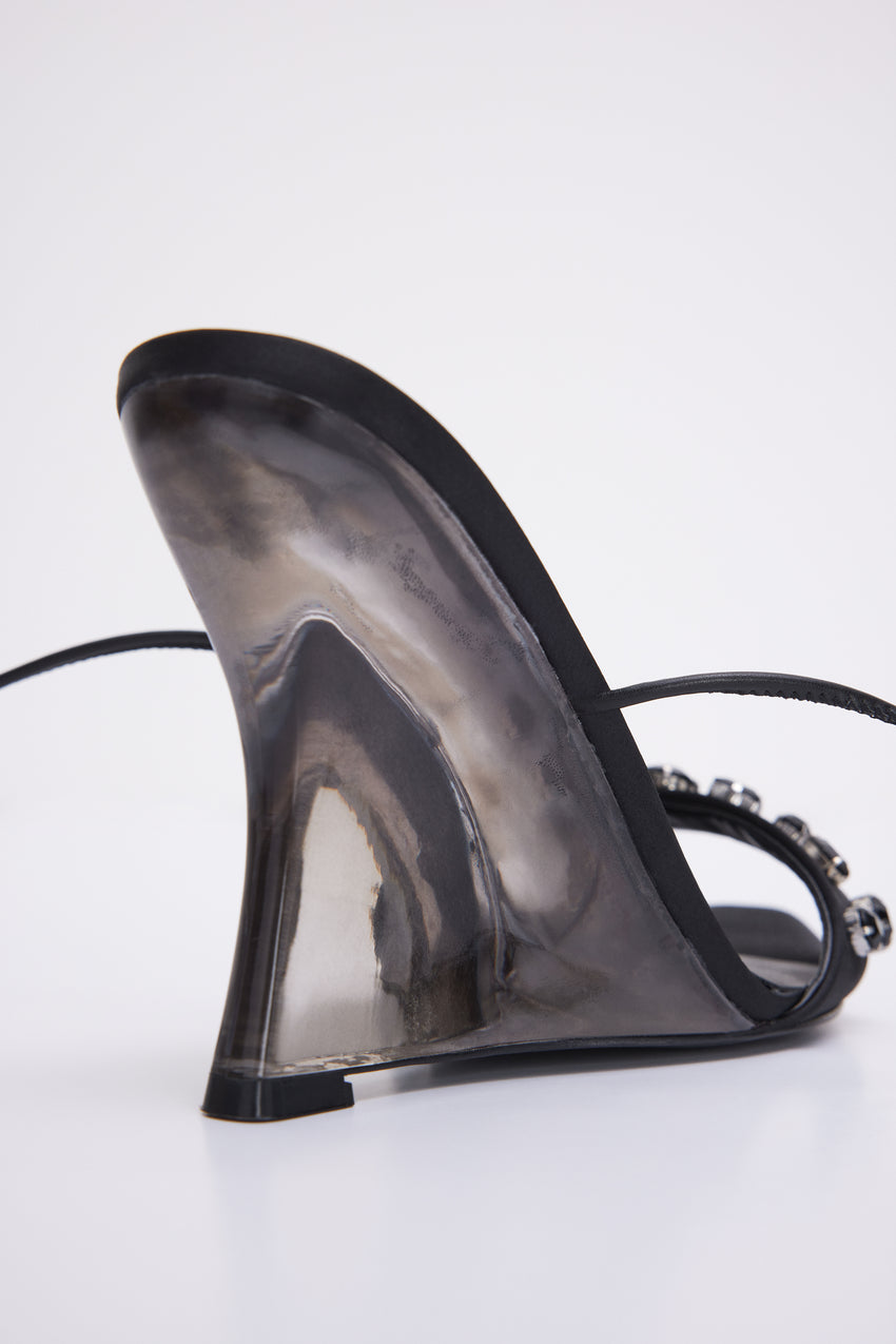 CLEAR HEEL WEDGE | BLACK001 View 6 - model: Size 0 |