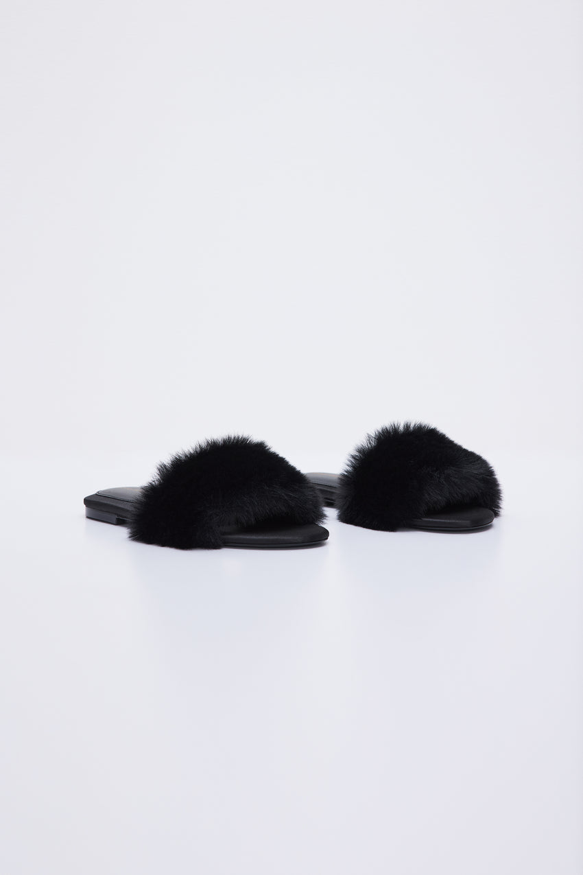 FURRY SLIDE SANDAL | BLACK001 View 3 - model: Size 0 |