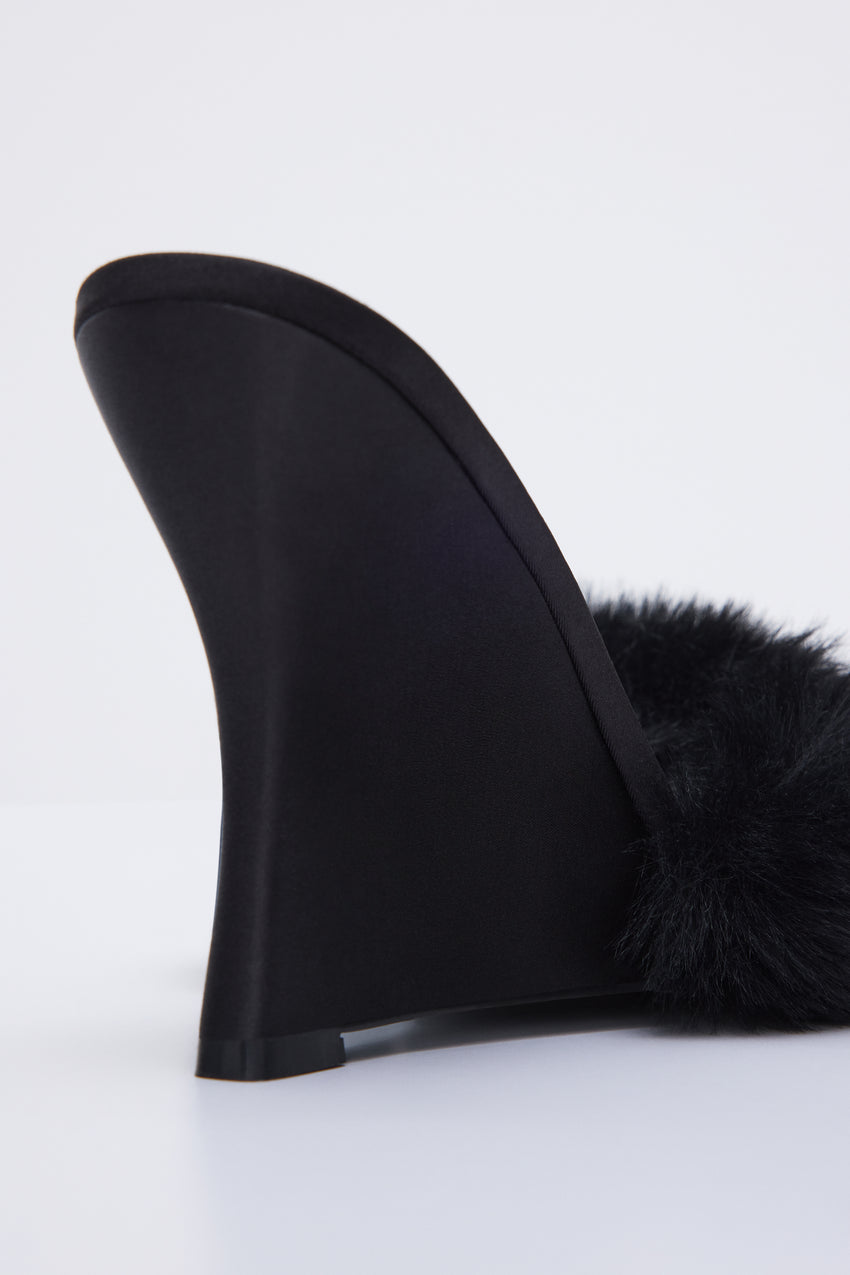 FURRY WEDGE | BLACK001 View 1 - model: Size 0 |