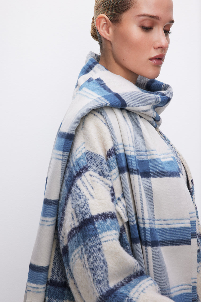 CLASSIC SOFT SCARF | CREAM INDIGO PLAID001 View 3 - model: Size 0 |