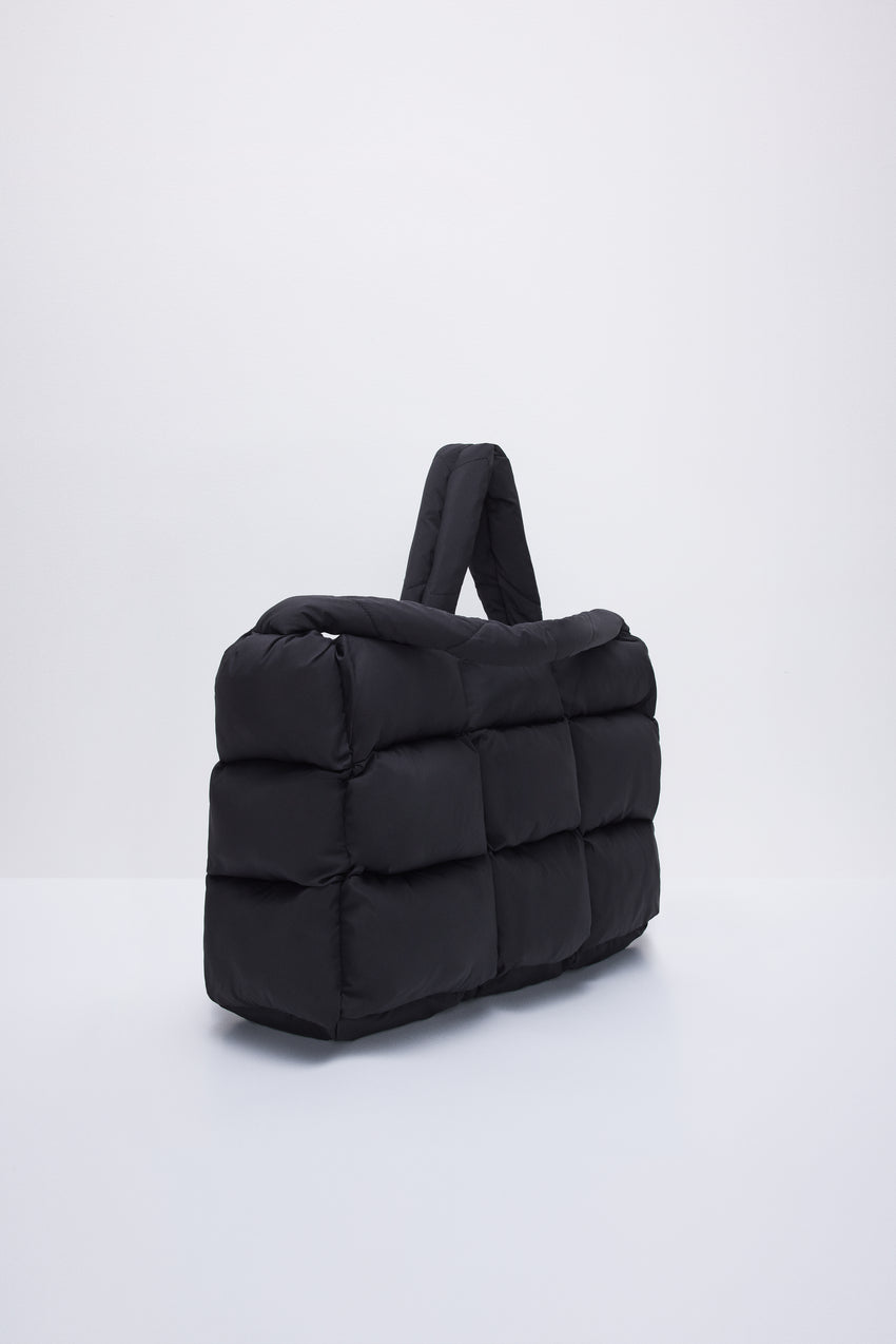 LARGE PUFFER BAG | BLACK001 View 3 - model: Size 0 |