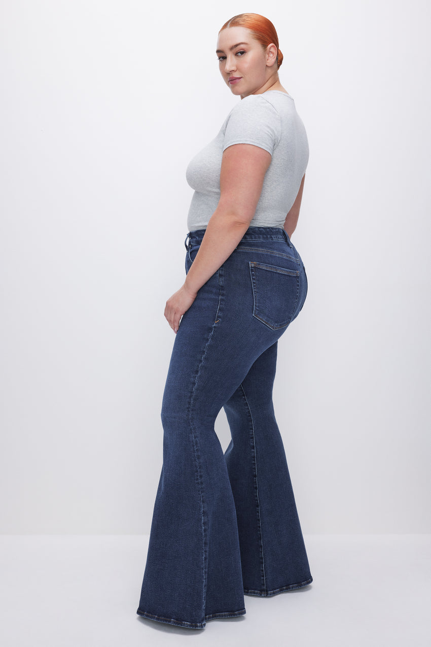 GOOD WAIST SUPER FLARE JEANS | INDIGO643 View 8 - model: Size 16 |