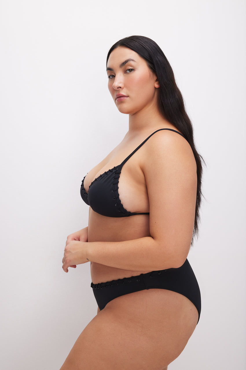 WHIP STITCH COMPRESSION TRIANGLE BIKINI TOP | BLACK001 View 6 - model: Size 16 |