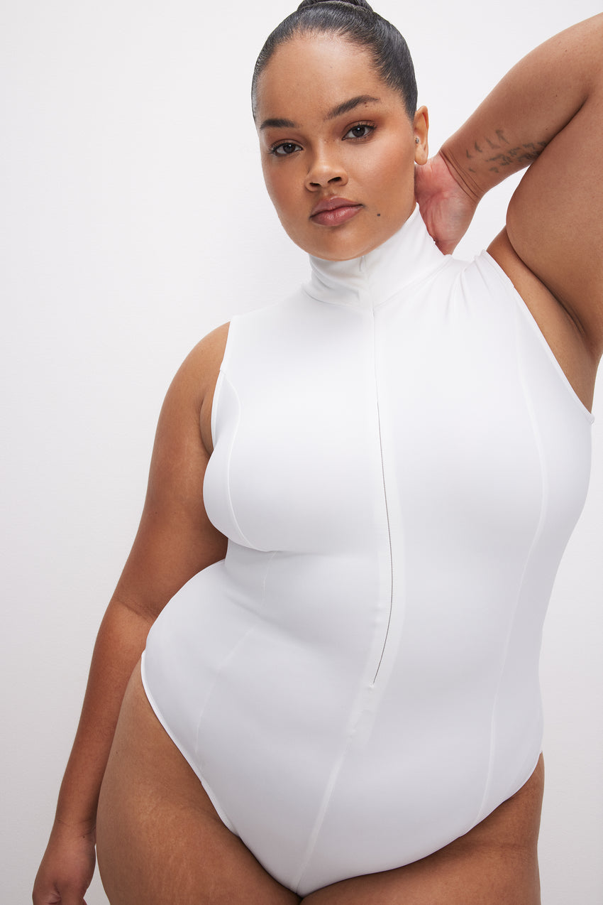 SCUBA SLEEVELESS TURTLENECK BODYSUIT | WHITE001 View 6 - model: Size 16 |