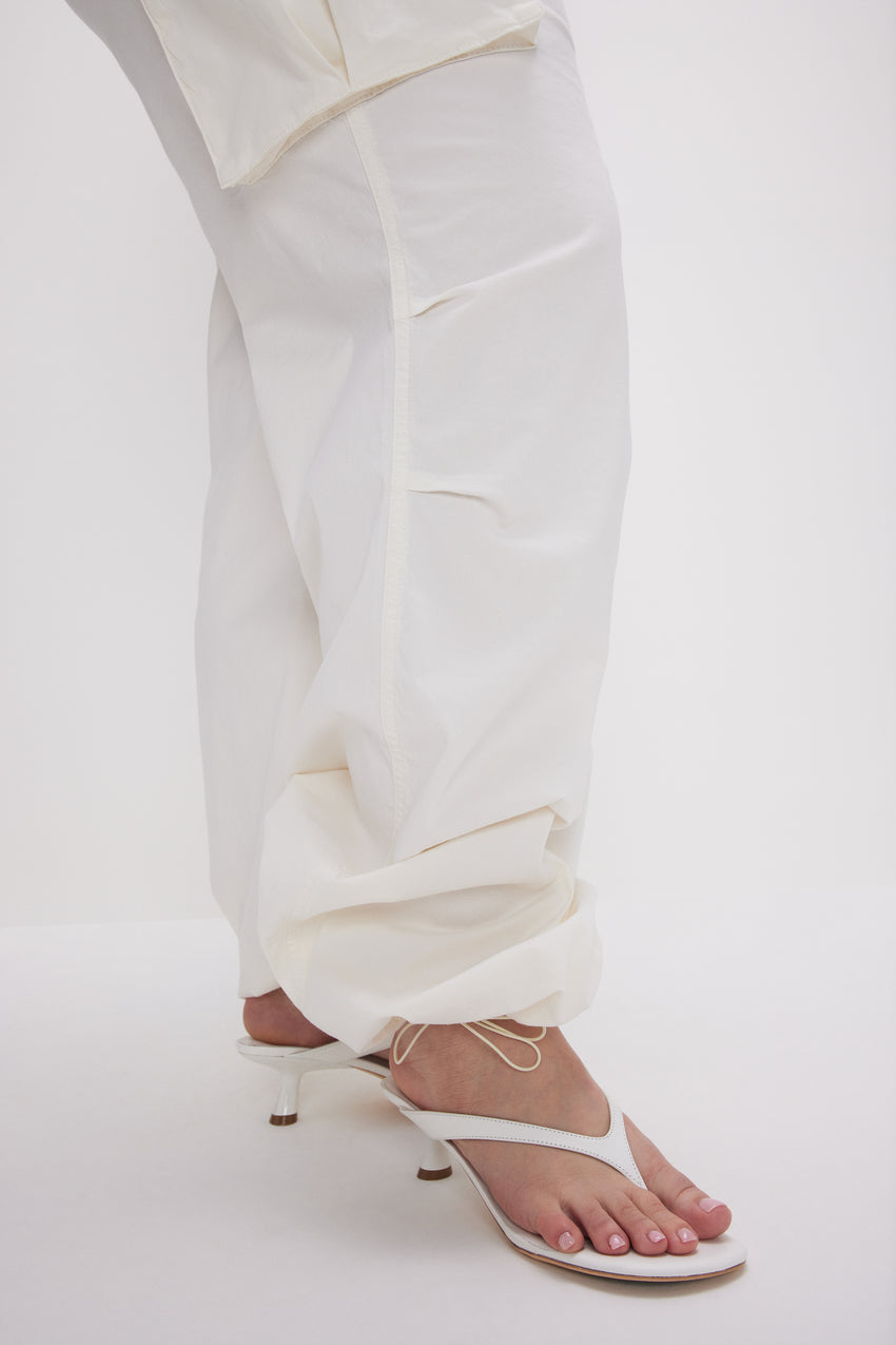 BAGGY CARGO PANTS | CLOUD WHITE View 4 - model: Size 16 |