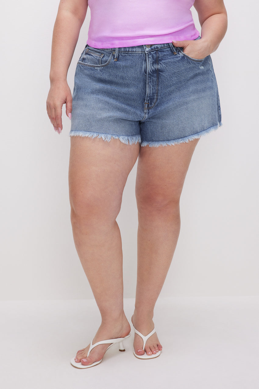 GOOD '90S SHORTS | INDIGO609 View 4 - model: Size 16 |