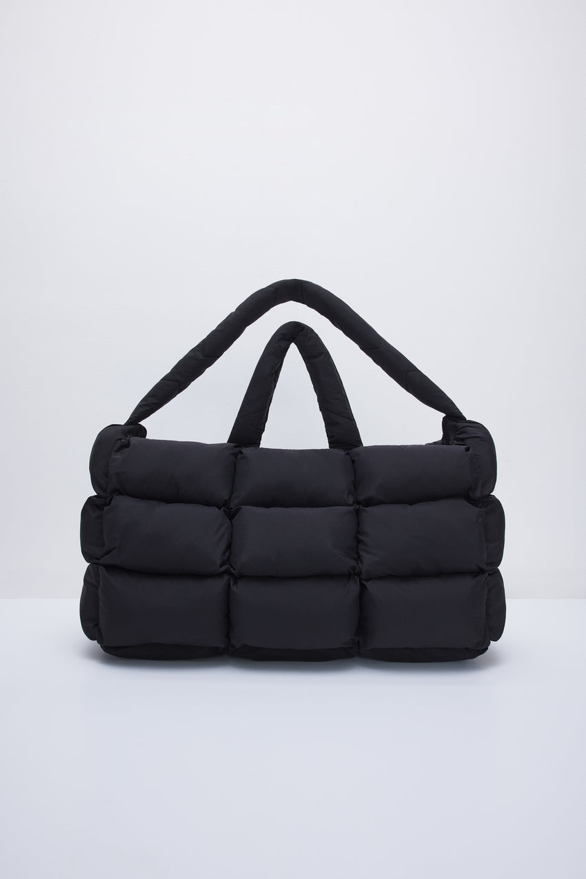 LARGE PUFFER BAG | BLACK001 View 1 - model: Size 0 |