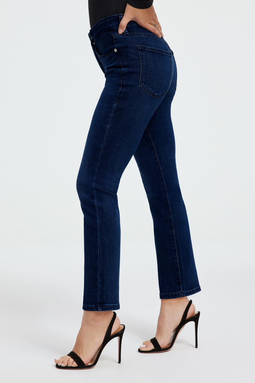 GOOD PETITE STRAIGHT JEANS | BLUE224 View 2 - model: Size 0 |
