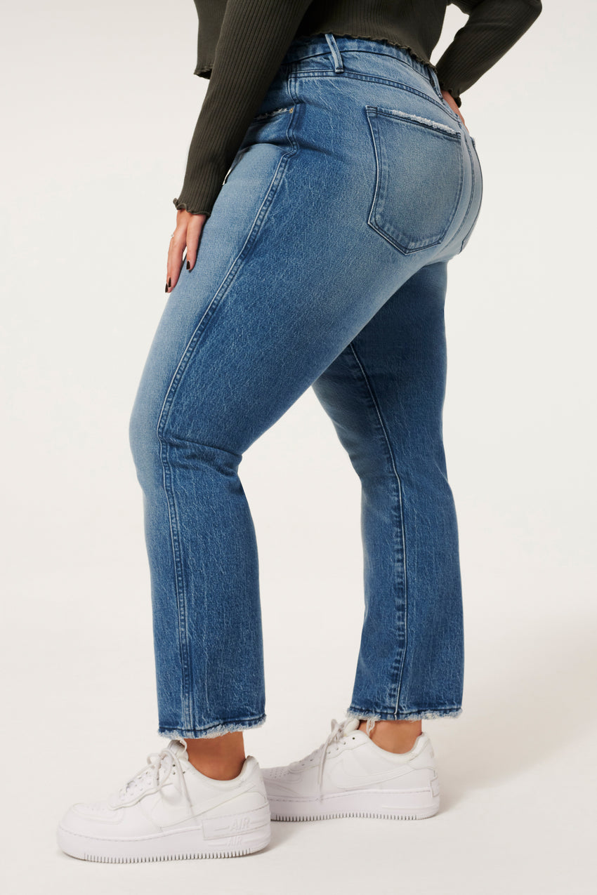 GOOD CURVE STRAIGHT JEANS | BLUE858 View 15 - model: Size 16 |