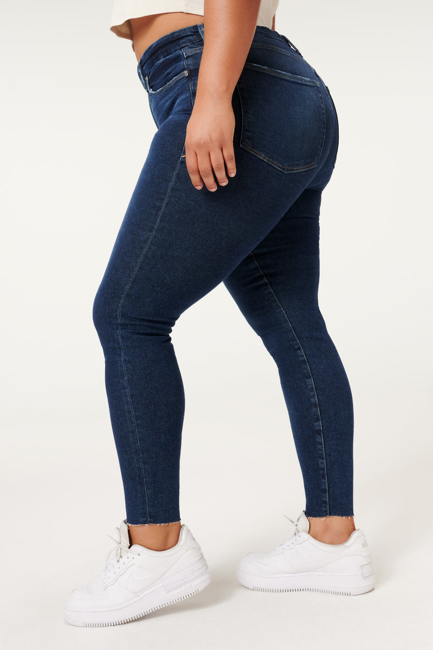 GOOD LEGS SKINNY JEANS | BLUE866 View 4 - model: Size 16 |