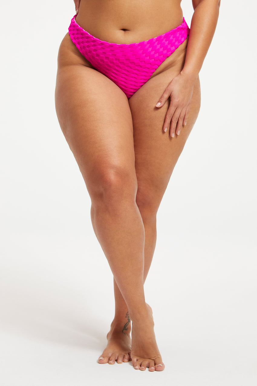 JACQUARD BETTER BIKINI BOTTOM | HAWAIIAN PINK001 View 0 - model: Size 16 |