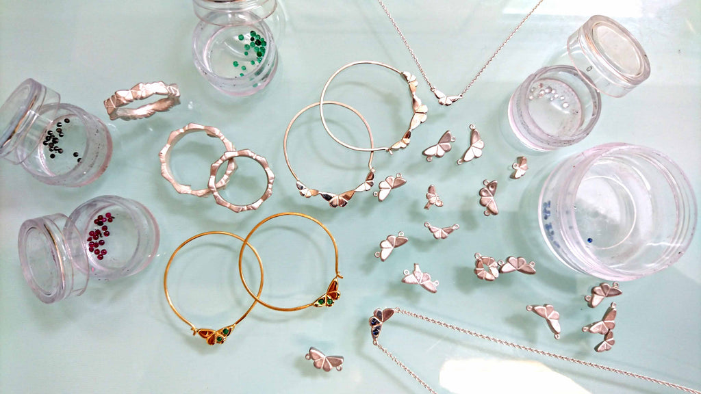 Piezas de mariposas y piedras preciosas de la colección de joyas de mariposas.