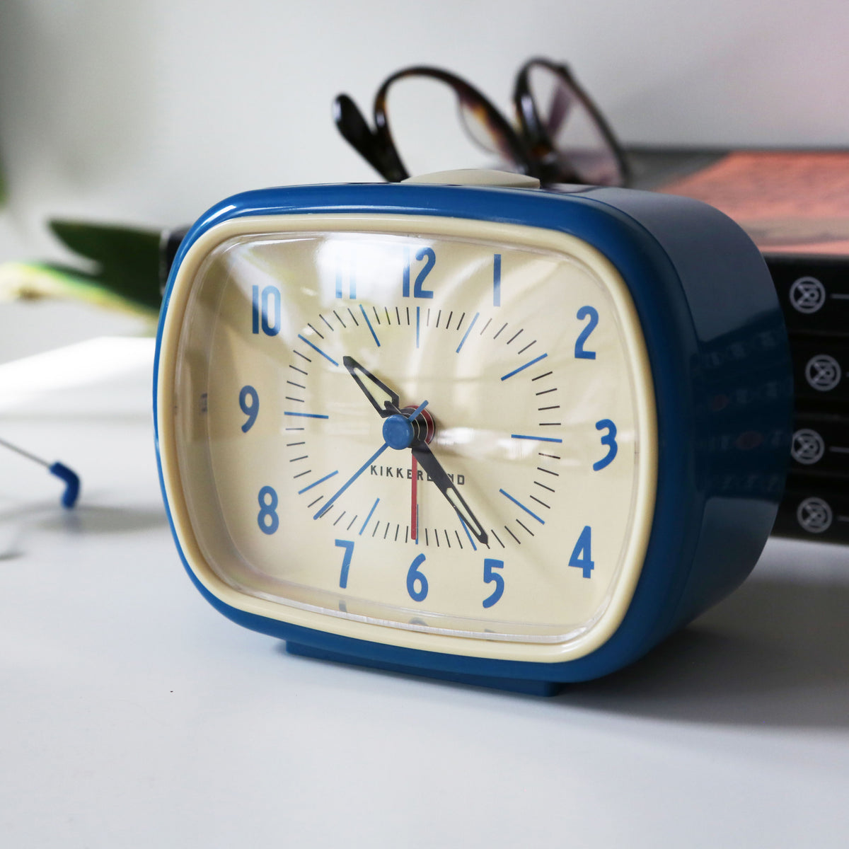 Geleerde slachtoffers Afdaling Retro Alarm Clock + Blue — Kikkerland B.V