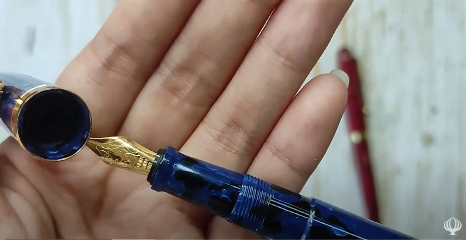 Close up look of the Onishi Seisakusho Cellulose Acetate Fountain Pen Blue Marble - Gold Nib