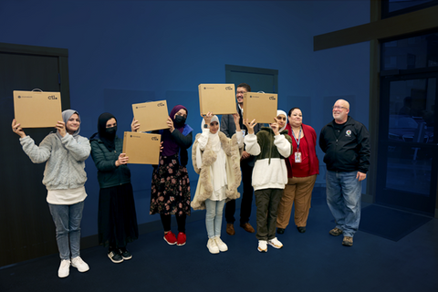 Students in Tukwila with their LTE-enabled Chromebooks from CTL