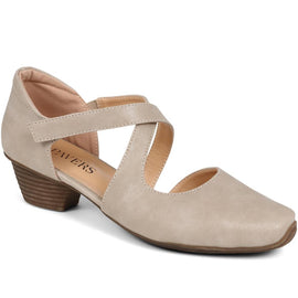 Low-Heeled Court Shoes 