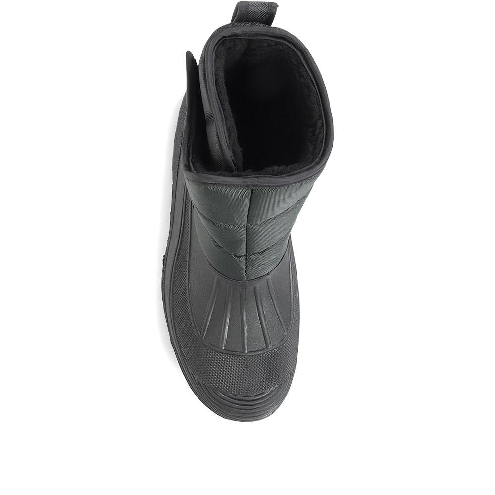 Slip on store snow boots