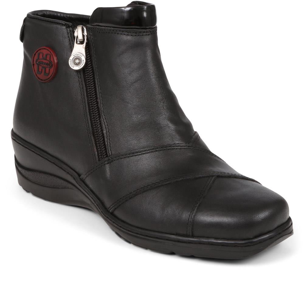 Leather Zip-Up Ankle Boots - HAK38019 / 324 661 image 0