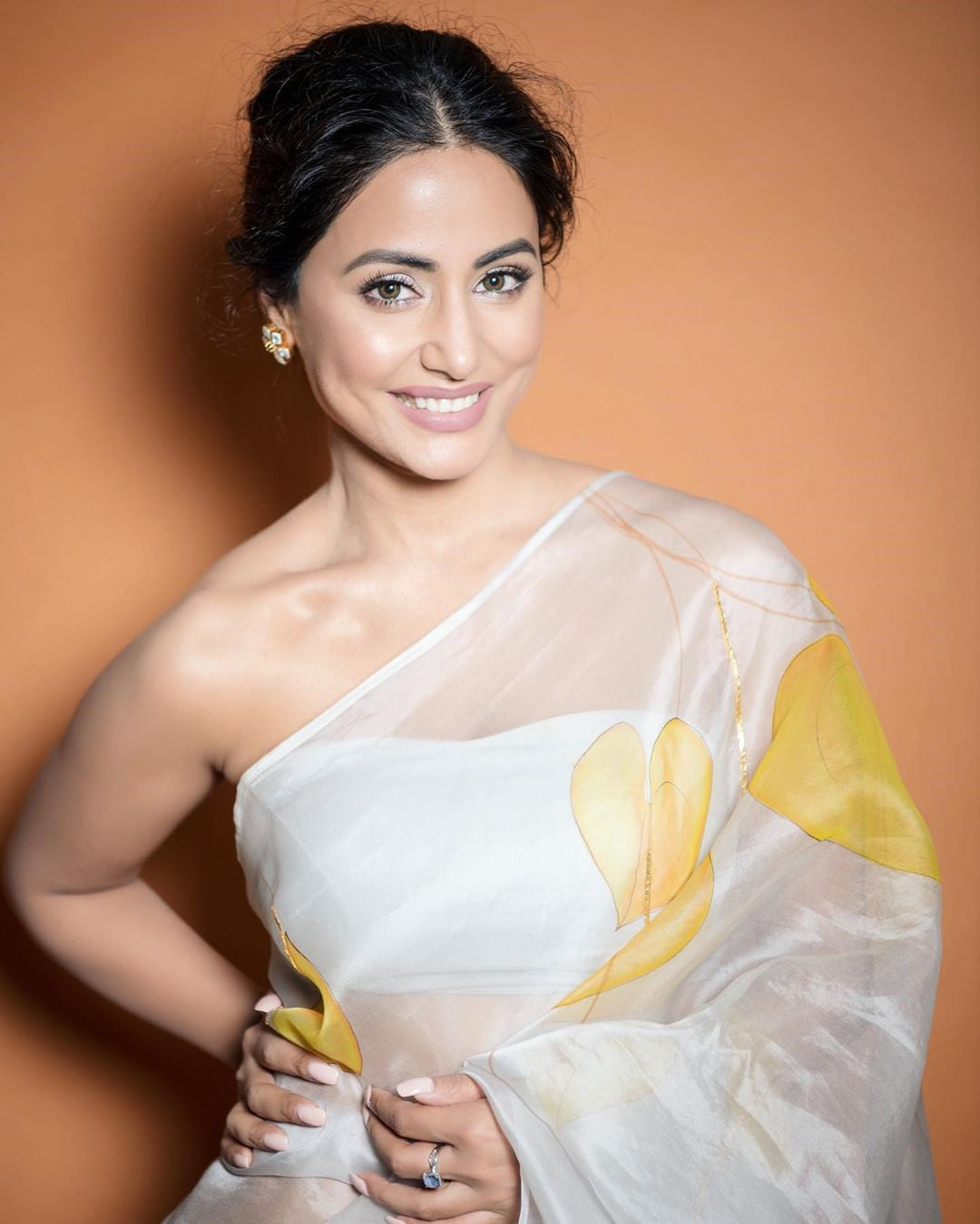 Hina Khan in Beautiful White Coloured Chiffon Saree with Big Prints of Autumn Leaves
