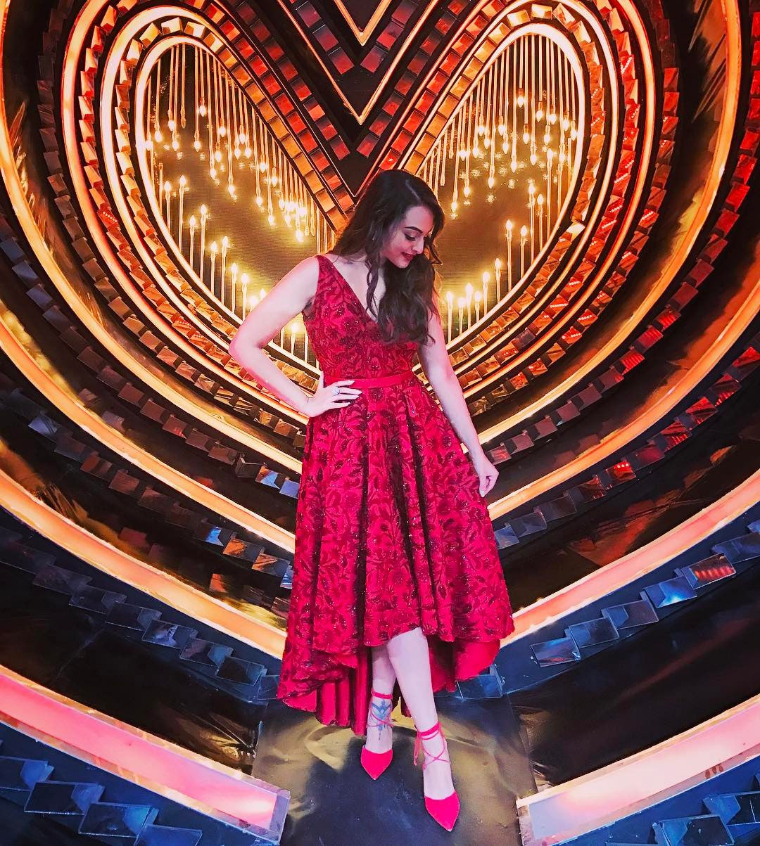 Sonakshi Sinha looks drop dead gorgeous in an embroidered red gown by Rajat Tangri at Nach Baliye Set