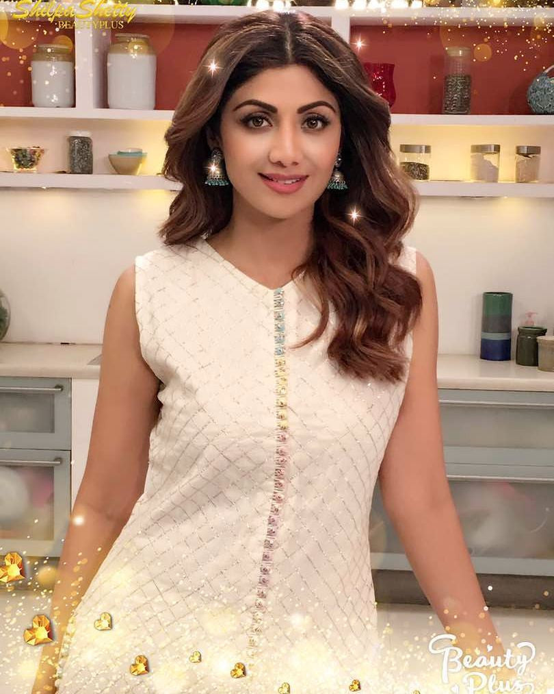 Shilpa Shetty Looked Traditional In White Embellished Kurta Team Up With Palazzo