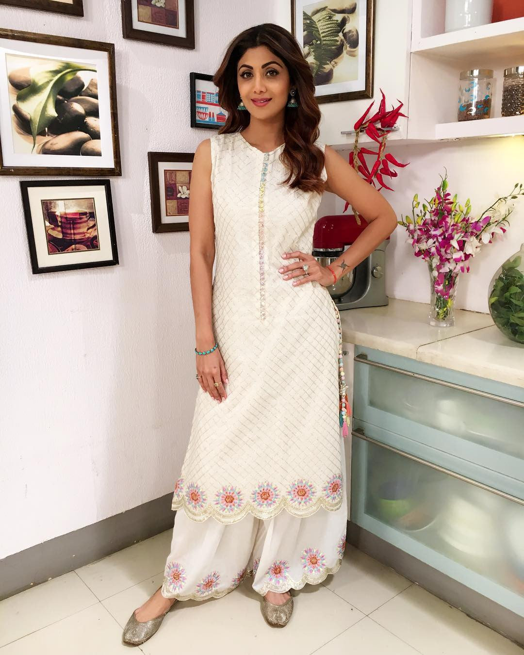 Shilpa Shetty Looked Traditional In White Embellished Kurta Team Up With Palazzo