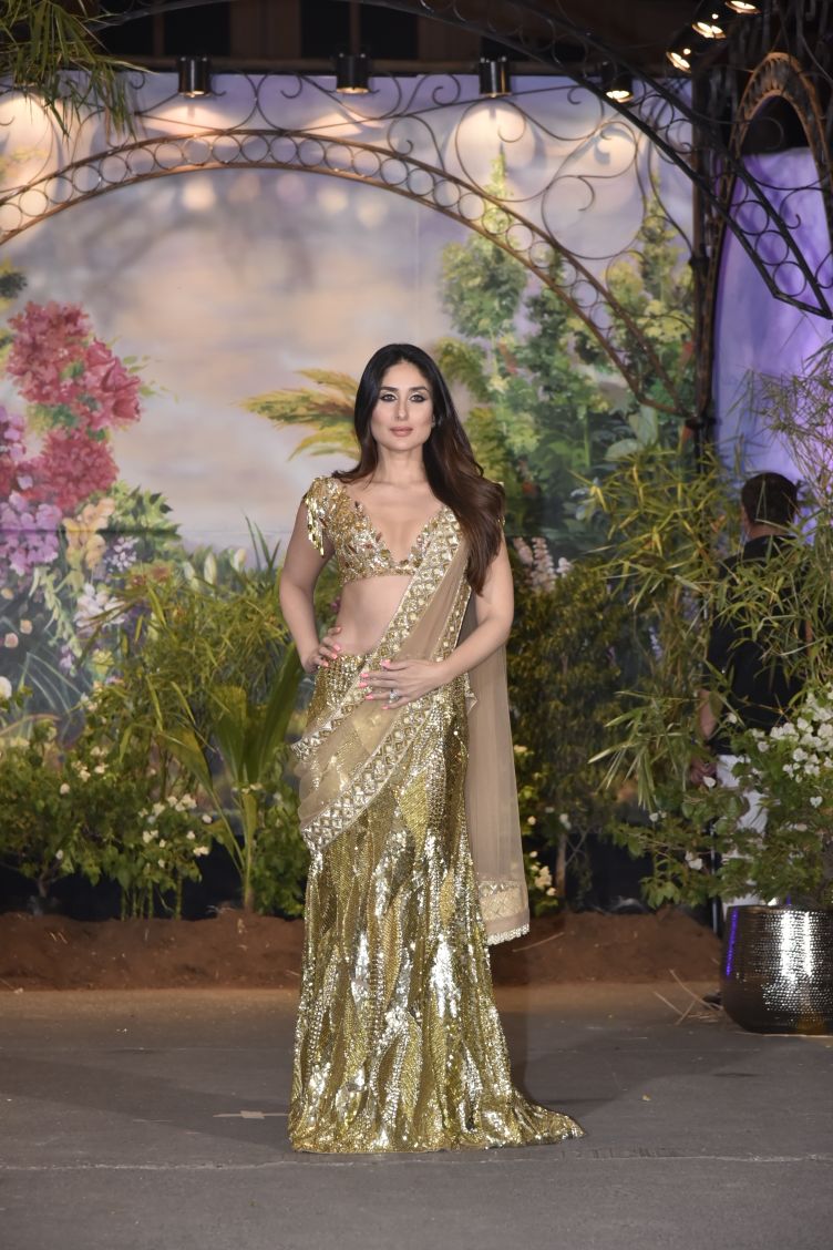 Kareena Kapoor Khan in Manish Malhotra's Designer Dress at at Sonam Kapoor & Anand Ahuja's Reception