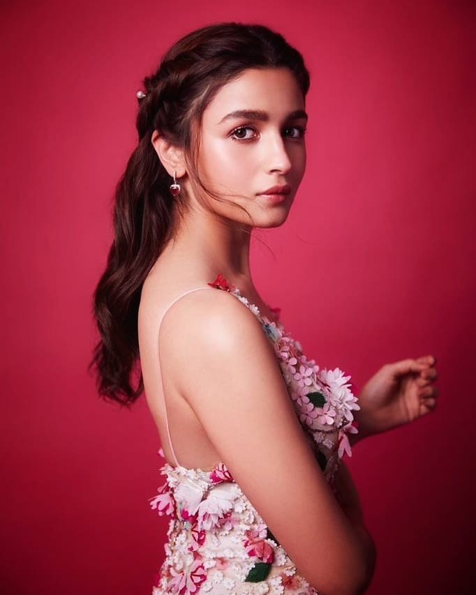 Alia Bhatt's looks like Princess in her floral gown at Zee Cine Awards |  Boldsky - YouTube