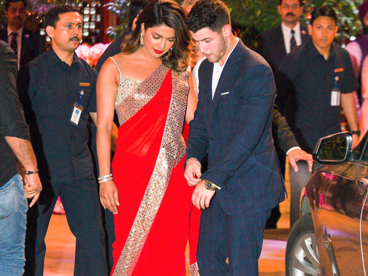 Priyanka-Chopra-in-Abu-Jani-Sandeep-Khosla's-Red-Saree