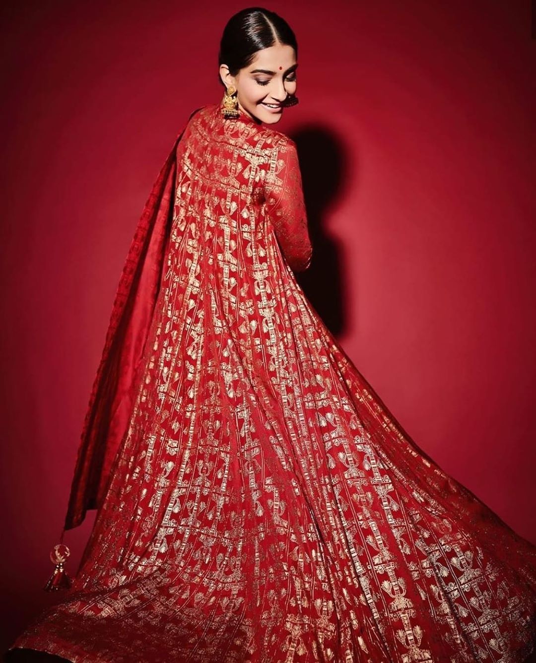 1080px x 1336px - Sonam Kapoor in Red Anarkali Suit with Dupatta from Masaba's ...