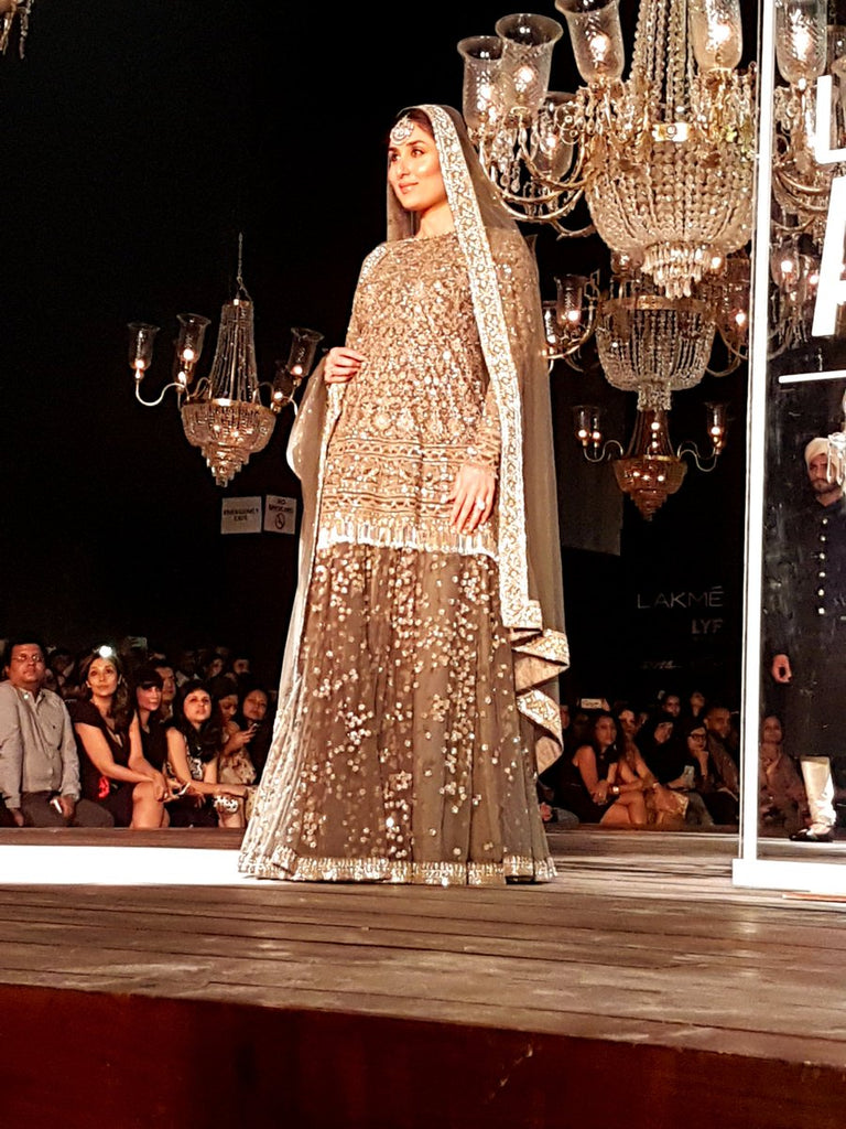 kareena-kapoor-and-karishma-kapoor-in-lakme-fashion-week-2016