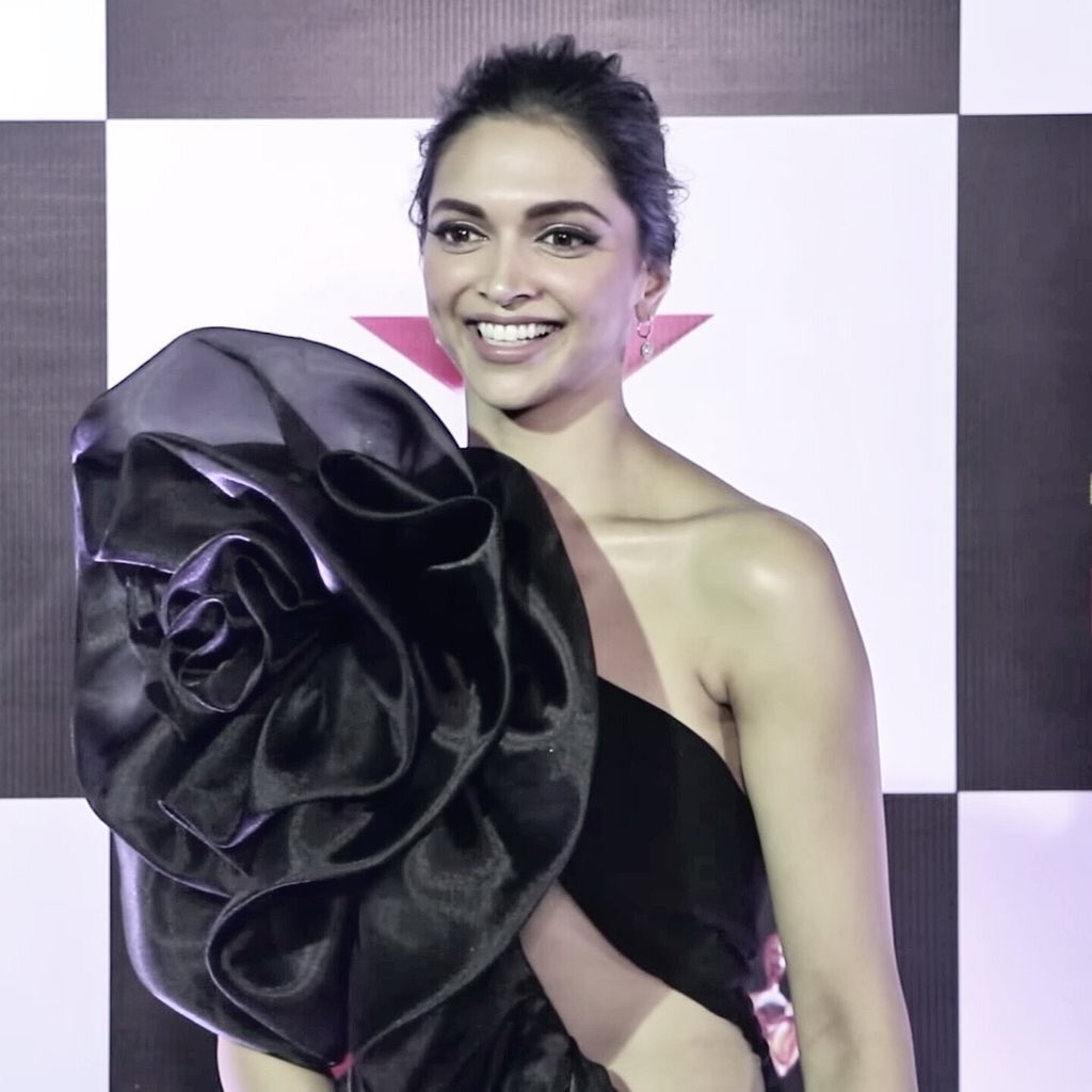 deepika-padukon-in-star-screen-award