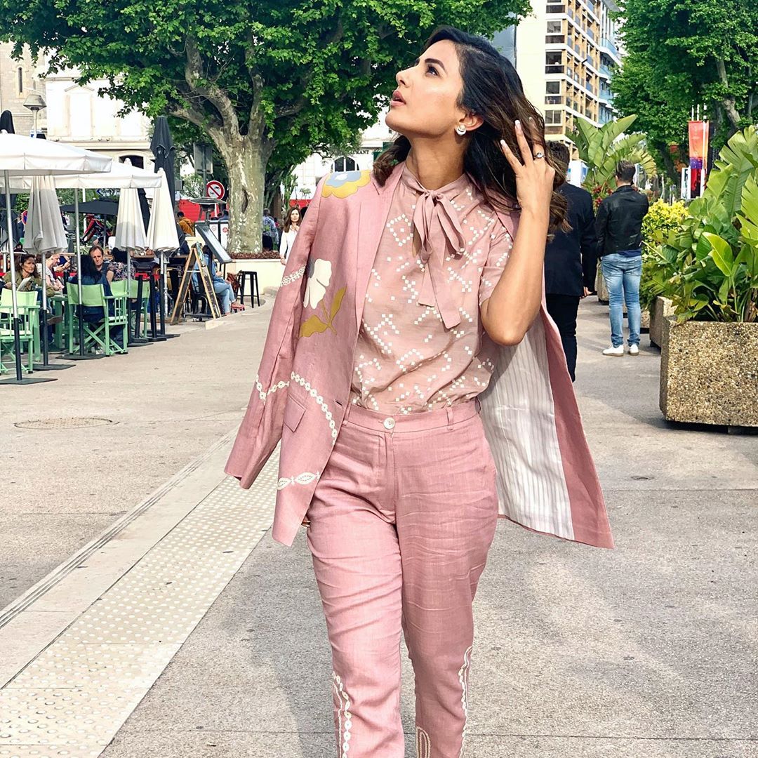 hina-khan-in-pink-suit