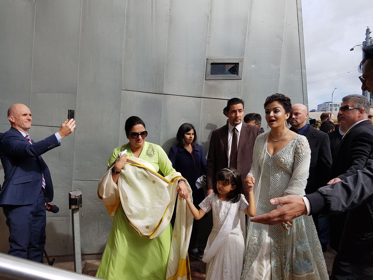 Aishwarya Rai Bachchan Looked Drop-Dead Gorgeous During India's Pre-Independence Day Celebration in Melbourne