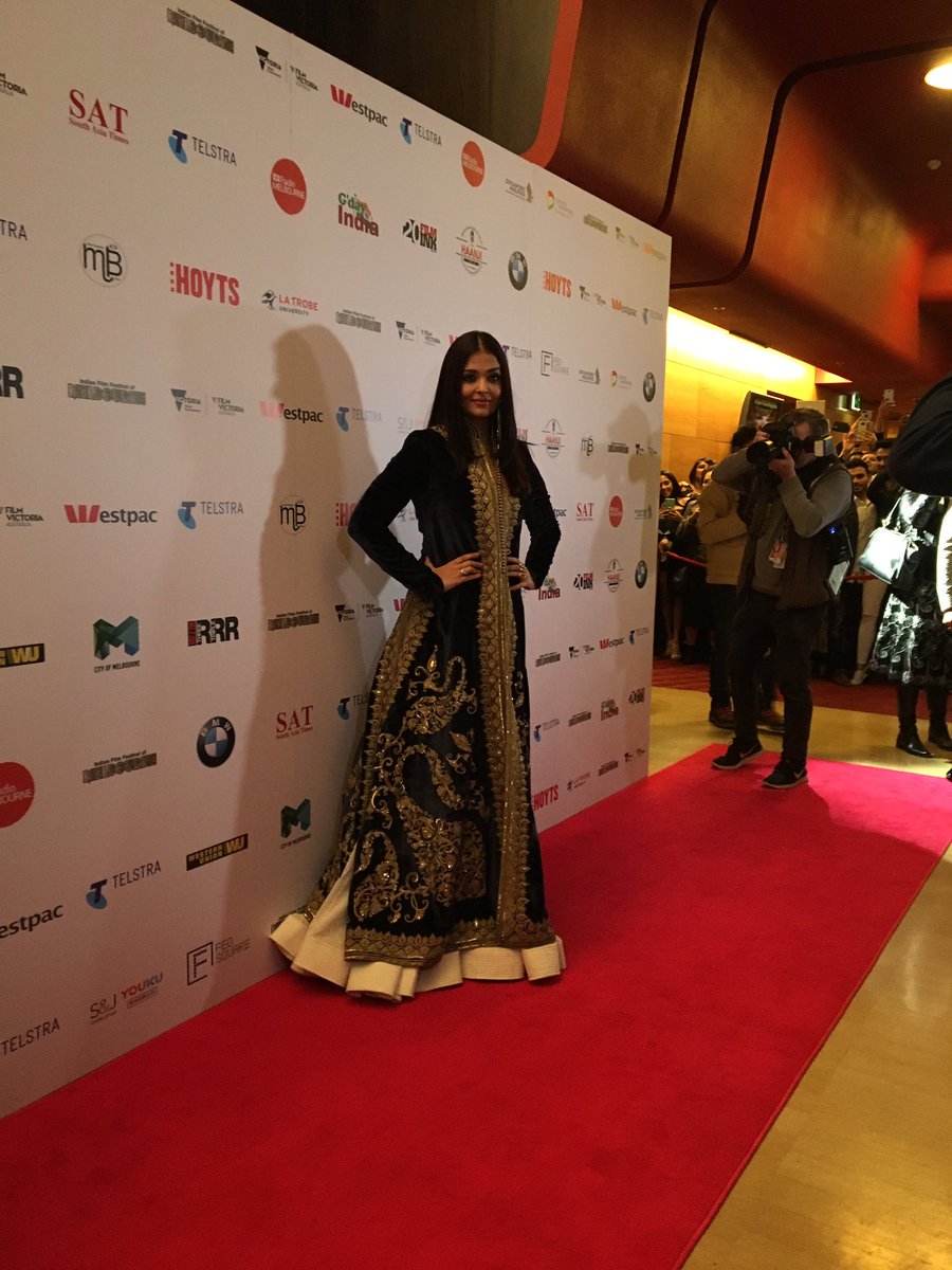 Aishwarya Rai Bachchan Honoured With “Excellence in Global Cinema” Award at IFFM 2017