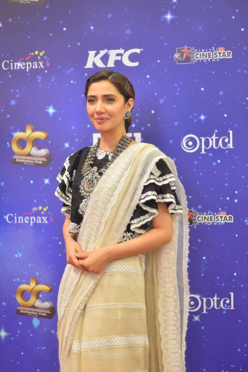 Mahira-Khan-in-white-saree-with-ruffled-black-crop-top 