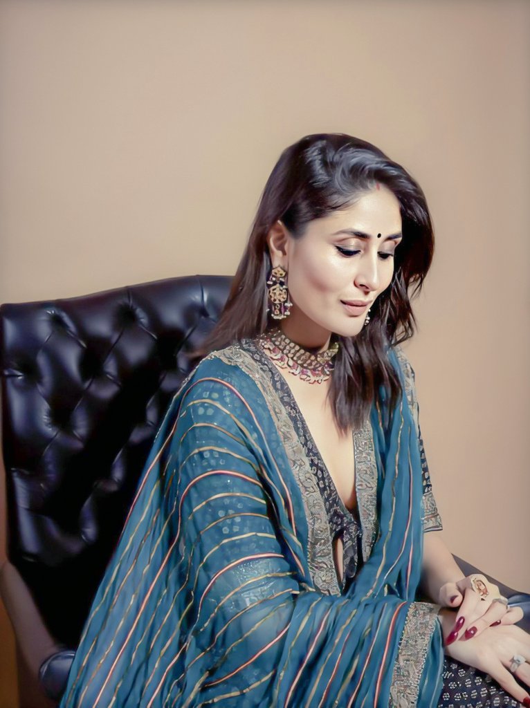 kareena-kapoor-in-black-blue-printed-lehenga