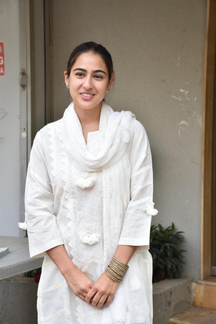 sara-ali-khan-in-white-salwar-suit