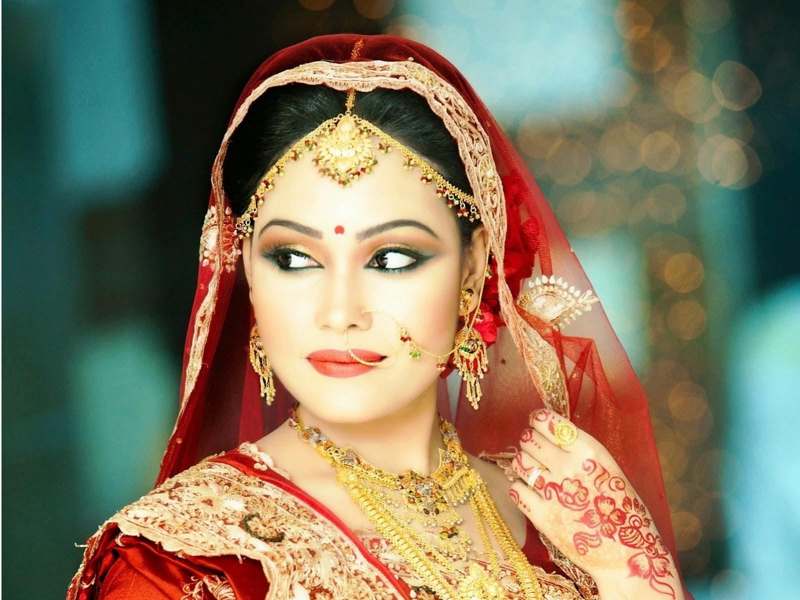 Best-Red-Saree-Makeup-Tips