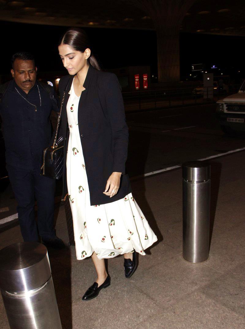 Sonam Kapoor Adds The Perfect Concluding Look For Airport Style File
