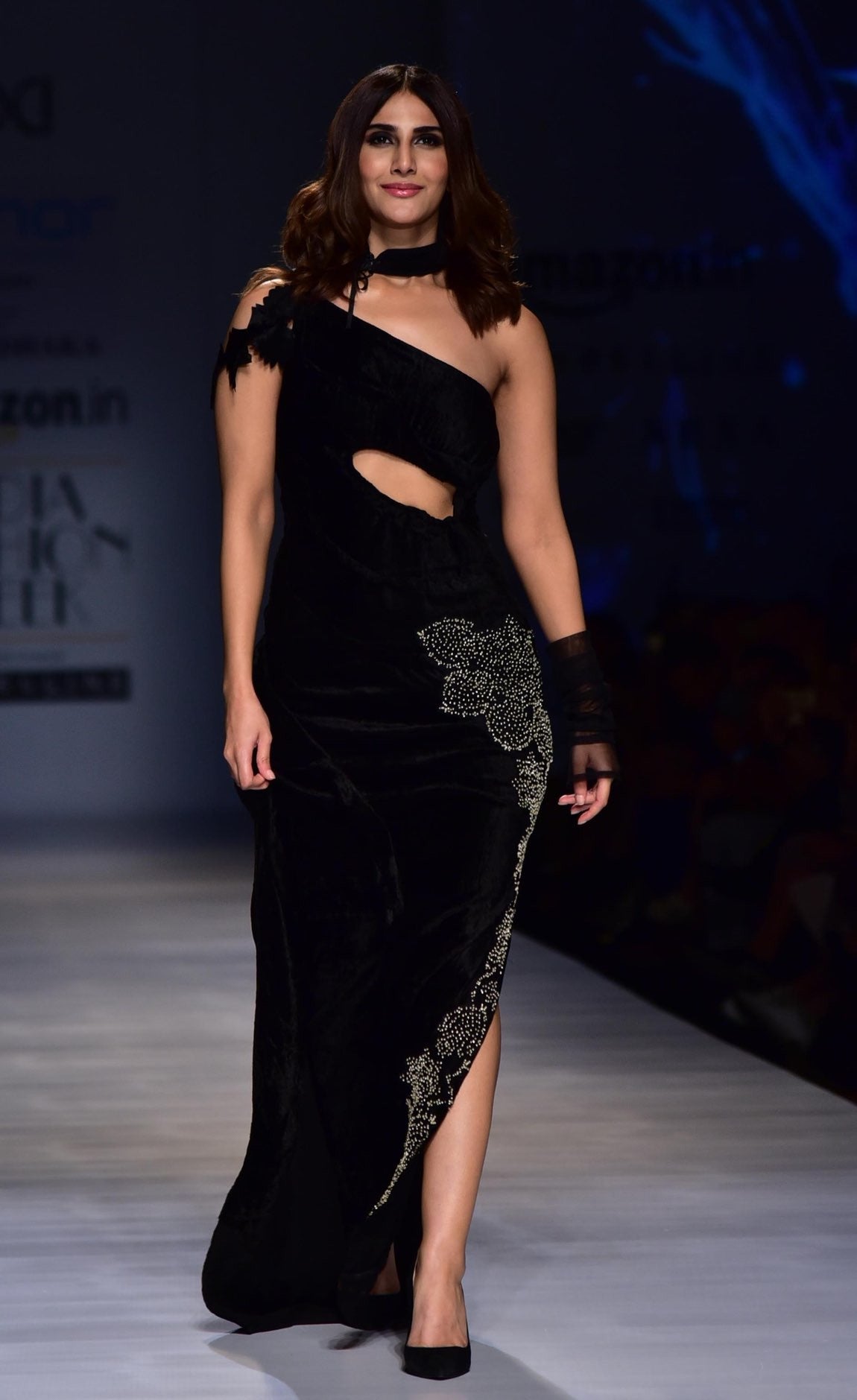 Vaani Kapoor Looked Like Black Magic in Rina Dhaka's Designer Gown at Amazon India Fashion Week 2017