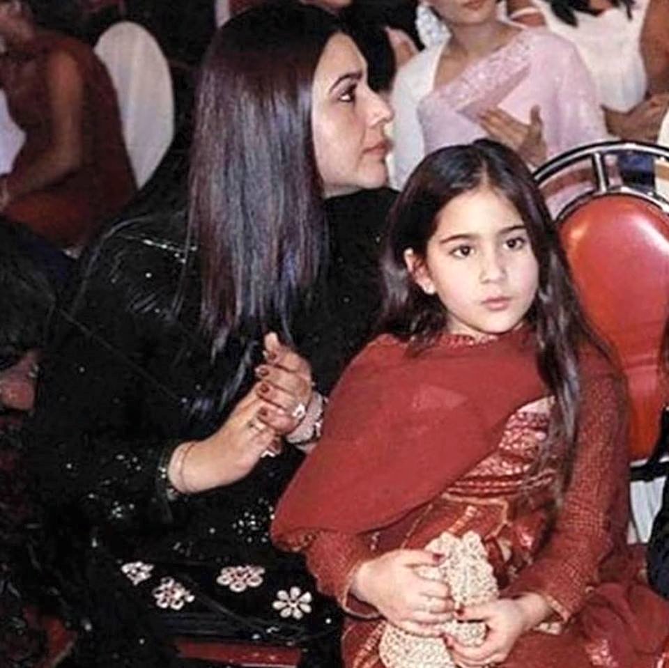 sara-ali-khan-with-her-mother
