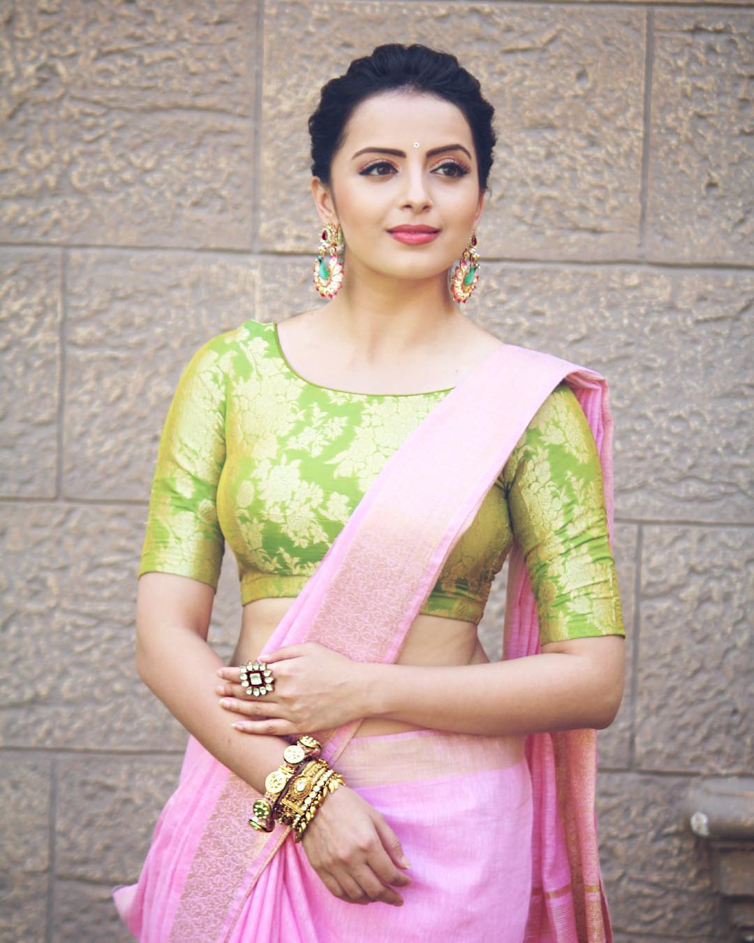 The diva Shrenu Parikh looks like a dream in this luxurious Blush Pink Linen Silk Saree